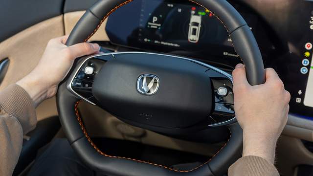 Руль с двумя спицами и толстым ободом, хват приятный