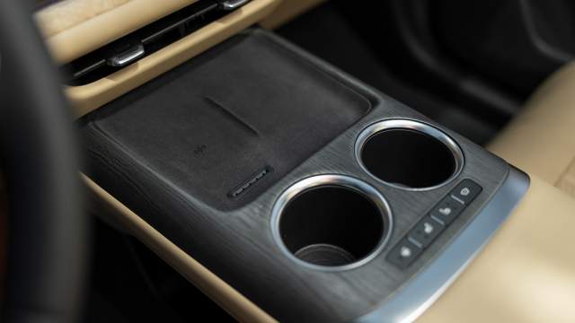 Предусмотрена площадка под два смартфона с беспроводной зарядкой для одного из них