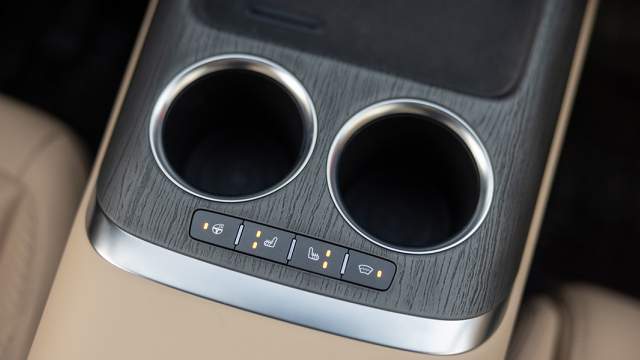 Кнопки включения обогревов вынесены на центральный тоннель