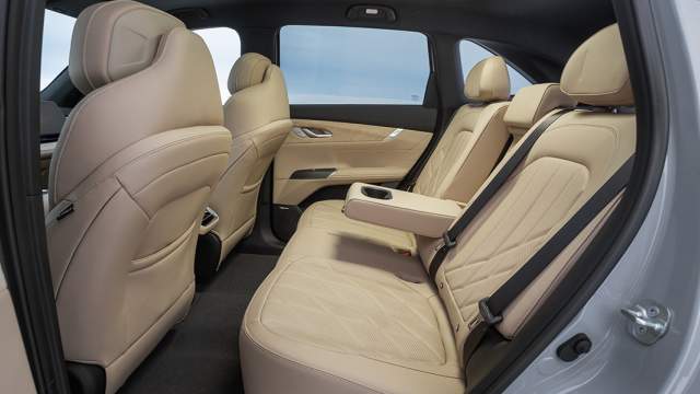 На втором ряду просторно, спинки регулируется по наклону, ступеньки на полу практически нет