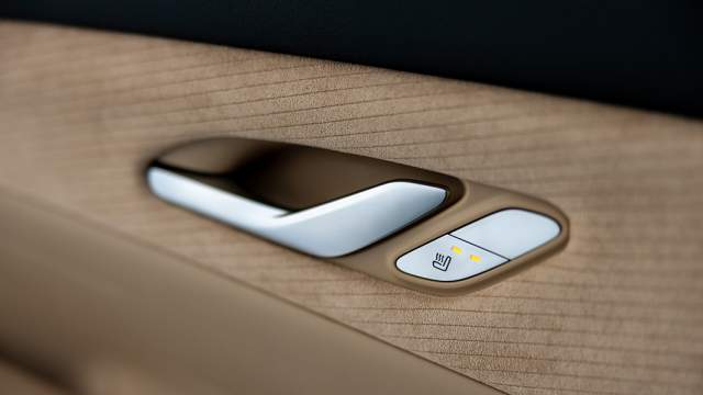 Клавиши включения обогрева сидений есть и у задних пассажиров