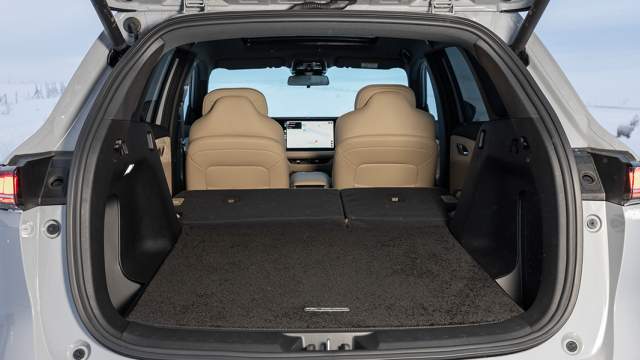 Со сложенными спинками объем погрузочного пространства увеличивается до 1505 л