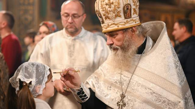 Настоятель храма Трех Святителей в Симферополе, протоиерей Богдан Северин проводит богослужение в честь Рождества Христова