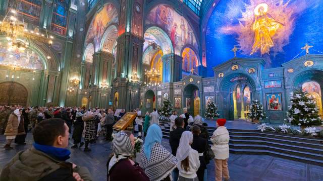 Прихожане во время Рождественского богослужении в соборе в честь Воскресения Христова, главном храме ВС РФ