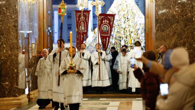 Верующие и священнослужители во время Рождественского богослужения в Кафедральном соборе Христа Спасителя в Калининграде