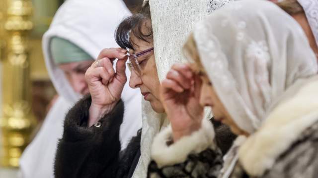 Россия. Новосибирск. Прихожане во время праздничного богослужения по случаю Рождества Христова в Вознесенском кафедральном соборе