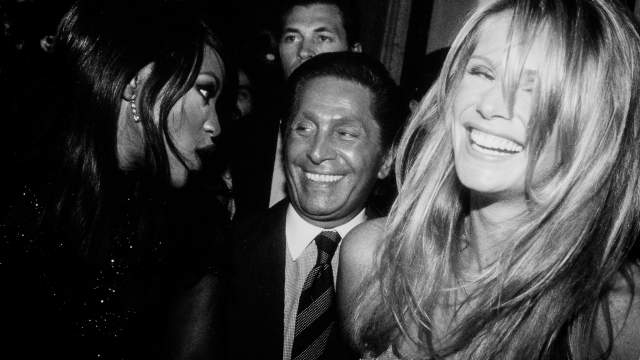 Итальянский модельер Валентино и топ-модели Наоми Кэмпбелл и Элле Макферсон присутствуют на открытии нового бутика Valentino 14 сентября 1995 года в Риме, Италия