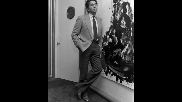 Дизайнер Валентино Гаравани позирует для портрета в штаб-квартире своего модного дома в Нью-Йорке 29 ноября 1984 года