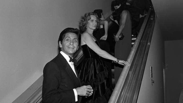 Валентино Гаравани (слева) на вечеринке, которую Диана Вриланд устраивала уже десятый год подряд в честь ежегодной выставки костюмов в Метрополитен-музее в Нью-Йорке 8 декабря 1981 года