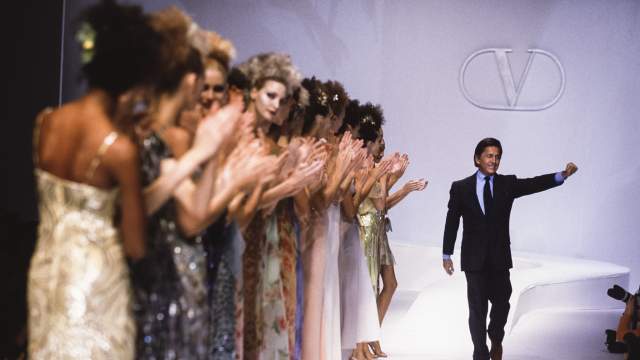 Валентино и его модели во время показа коллекции прет-а-порте весна/лето 1997 в Париже в октябре 1996 года, Франция