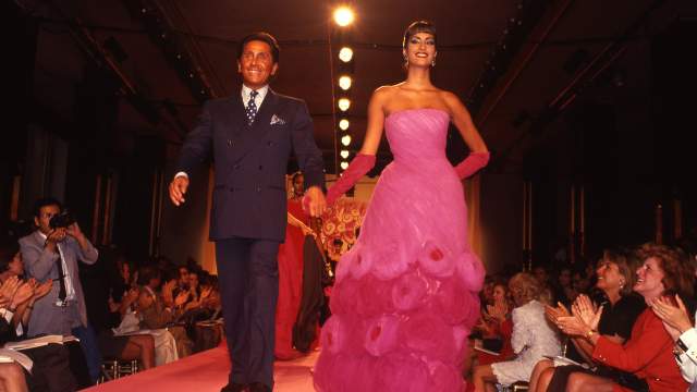 Итальянский модельер Валентино Гаравани с канадской моделью Ясмин Гаури во время показа мод сезона осень-зима 1991-1992.