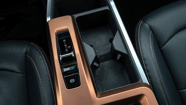 Селектор «автомата» расположен на «мысу», перед ним — отсек для смартфона