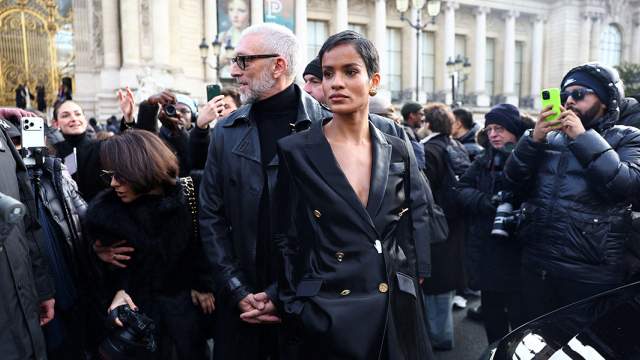 Венсан Кассель и Нара Баптиста перед показом Schiaparelli