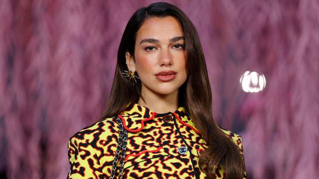 Дуа Липа позирует во время фотосессии перед показом коллекции Chanel