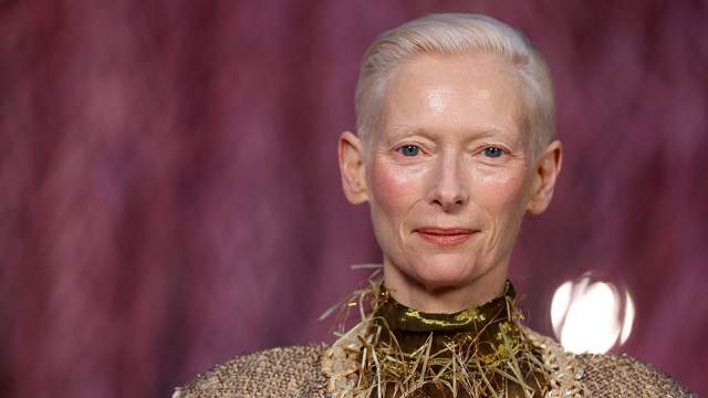 Тильда Суинтон позирует во время фотосессии перед показом коллекции Chanel 