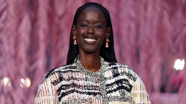 Рамата-Тулей Си позирует во время фотосессии перед показом коллекции Chanel 