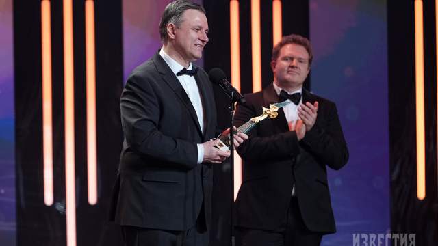 Лауреат XXIV Национальной премии в области кинематографии "Золотой орел" в номинации "Лучший монтаж фильма" монтажер фильма "Август" Илья Лебедев на церемонии награждения