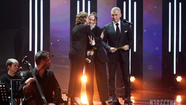 лауреат XXIV Национальной премии в области кинематографии "Золотой орел" в номинации "Лучшая актриса онлайн-сериала" актриса сериала "Плевако" Ольга Лерман на церемонии награждения. Слева: актриса Анна Банщикова, справа: юрист Павел Астахов