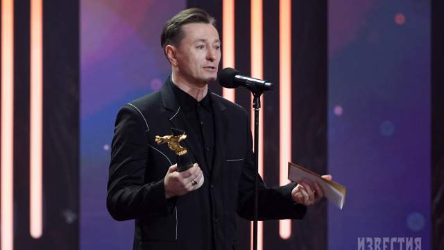 Лауреат XXIV Национальной премии в области кинематографии "Золотой орел" в номинации "Лучший актер онлайн-сериала" актер сериала "Плевако" Алексей Безруков на церемонии награждения