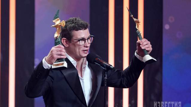 Лауреат XXIV Национальной премии в области кинематографии "Золотой орел" в номинации "Лучшая мужская роль в кино" актер фильма "Август" Никита Кологривый на церемонии награждения. Вторую статуэтку Кологривый получил вместо не пришедшего на церемонию актера Павла Табакова (в номинации награждены три актера)