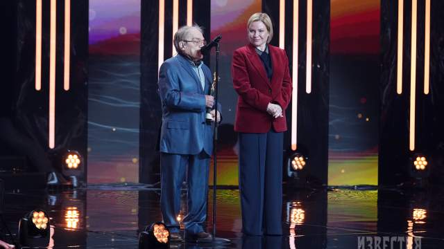 Лауреат XXIV Национальной премии в области кинематографии "Золотой орел" в номинации "За вклад в российский кинематограф" актер Александр Адабашьян и министр культуры РФ Ольга Любимова на церемонии награждения