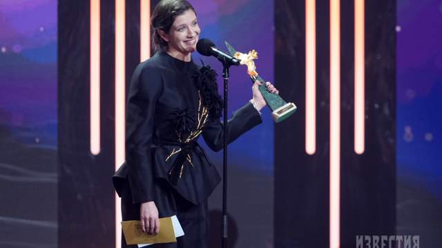 Лауреат XXIV Национальной премии в области кинематографии "Золотой орел" в номинации "Лучшая женская роль второго плана" актриса фильма "Пророк. История Александра Пушкина" Анна Чиповская на церемонии награждения