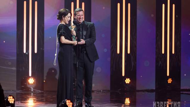 Лауреат XXIV Национальной премии в области кинематографии "Золотой орел" в номинации "Лучшая женская роль на телевидении" актриса сериала "Атом" Екатерина Климова на церемонии награждения. Справа: актер Андрей Мерзликин