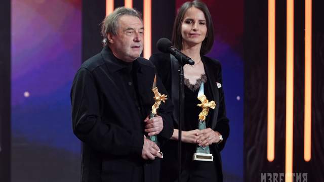 Лауреаты XXIV Национальной премии в области кинематографии "Золотой орел" в номинации "Лучший проект онлайн-платформы" продюсер сериала "Плевако" Алексей Учитель и режиссер сериала Анна Матисон на церемонии награждения.