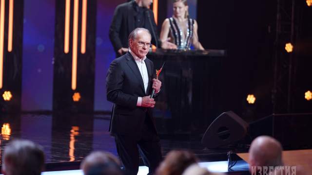 Лауреат XXIV Национальной премии в области кинематографии "Золотой орел" в номинации "Лучшая мужская роль на телевидении" актер сериала "Атом" Алексей Гуськов