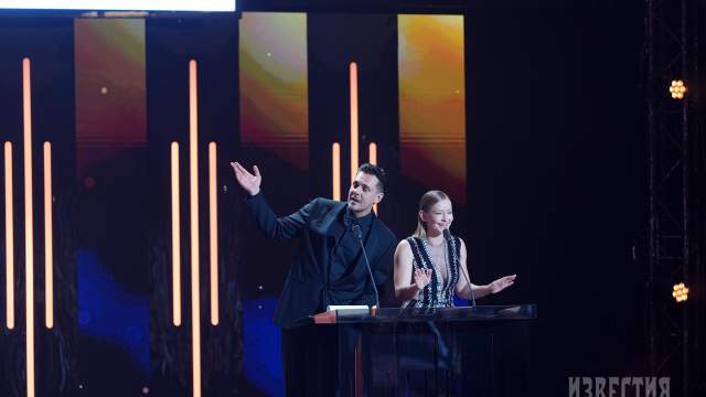 Актриса Юлия Пересильд и актер Милош Бикович ведут XXIV церемонию вручения Национальной премии в области кинематографии "Золотой орел" в Москве