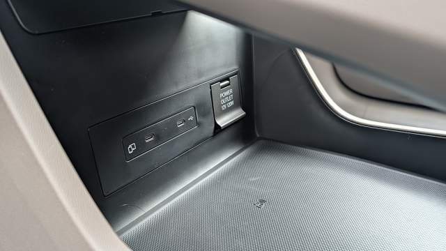 Под парящей центральной консолью скрываются два USB-C порта и розетка