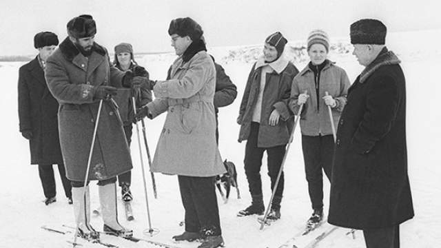 Зима 1964 года, Московская область. Первый секретарь ЦК КПСС Никита Хрущев (справа) и лидер кубинской революции Фидель Кастро (слева) во время загородной прогулки на лыжах.
Фотохроника ТАСС