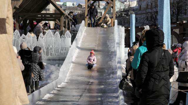 Катание с ледяных горок на Масленичных гуляньях в Москве