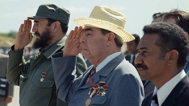 1 февраля 1974 года во время визита Брежнева на Кубу. Генеральный секретарь ЦК КПСС и Председатель государственного Совета Кубы Фидель Кастро во время встречи.
 Фотохроника ТАСС