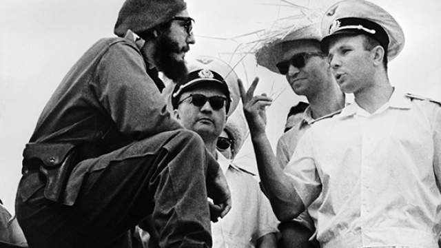 23 июля 1961 года, Гавана. Премьер-министр Кубы Фидель Кастро и первый космонавт планеты Юрий Гагарин (слева направо) беседуют во время визита Гагарина на Кубу. 
Фото: ТАСС/Валентин Соболев 
