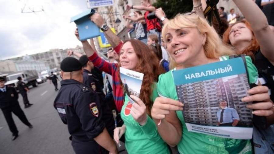 Протестующие и полиция постояли за Навального