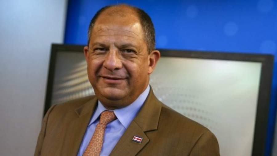 Президент Коста-Рики запретил культ своей личности