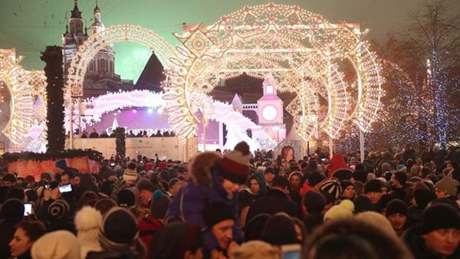 Улыбки, фейерверки и бенгальские огни: Новый год на улицах Москвы