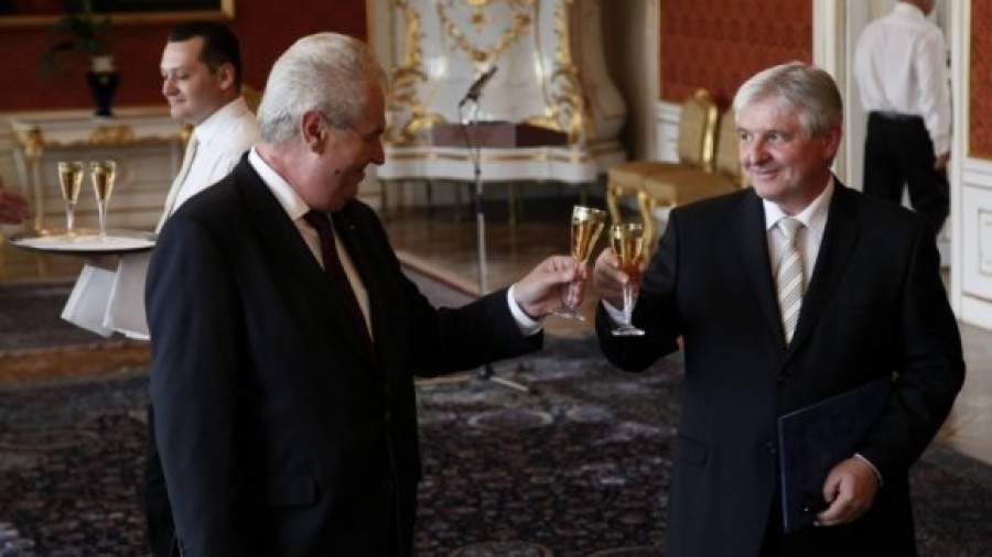 Президент Чехии укрепил свою власть новым премьером