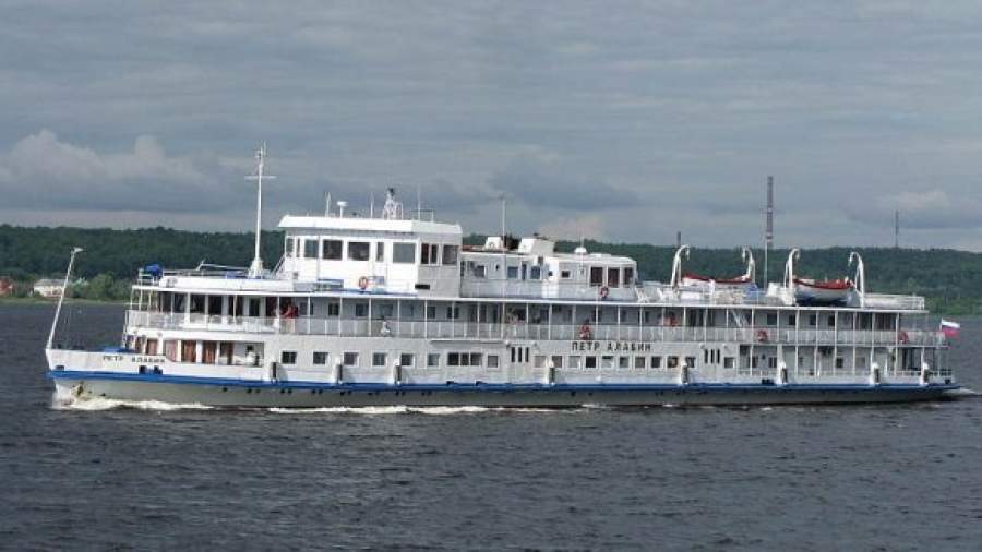 Пассажиры задержанного теплохода «Петр Алабин» требуют продолжения круиза 