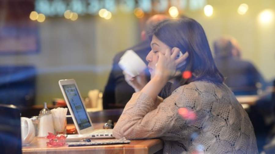 Россияне в кризис отказываются от кино, кафе и путешествий