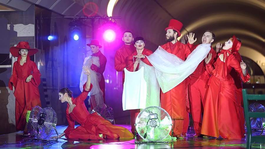 «Кафе Идиот» на «Достоевской»: в метро прошла акция «Ночь балета»