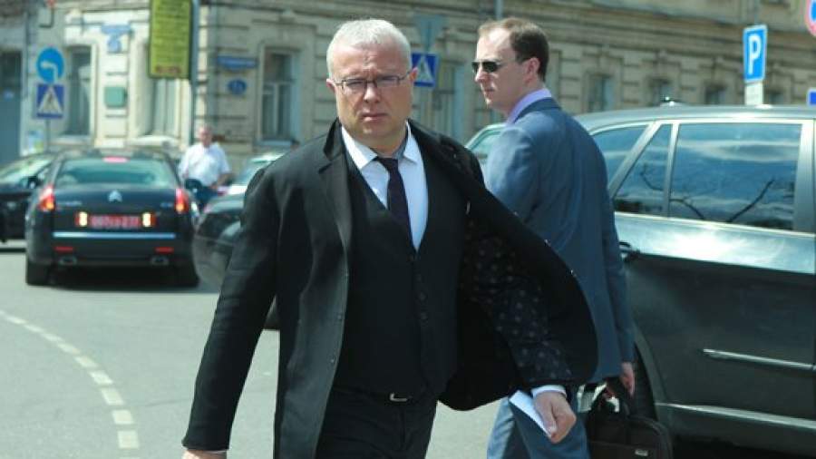 Александр Лебедев почти вдвое сократит персонал своего банка