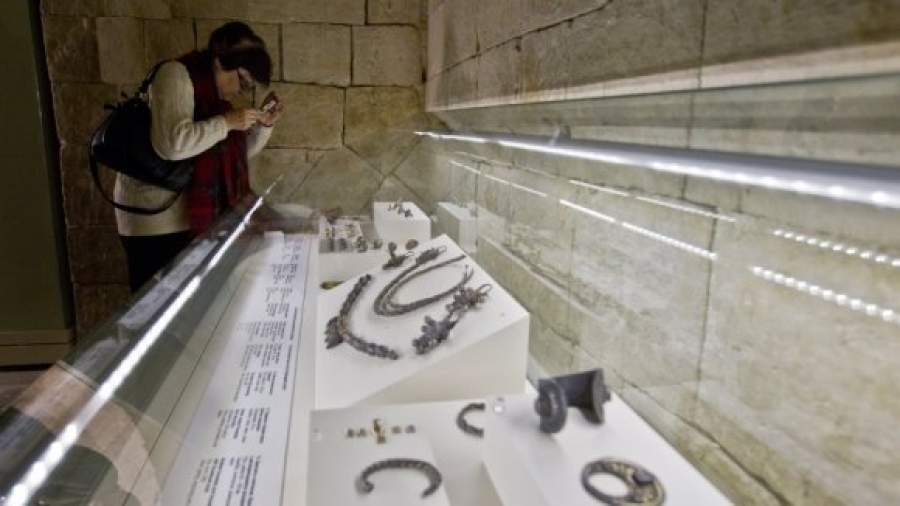 Музеи Кремля показывают рясны, аграфы и шэз д'ор