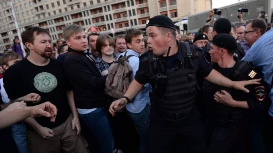 МВД закидает демонстрантов «Томатами»