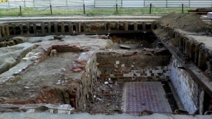 На Триумфальной археологи откопали общественный туалет 