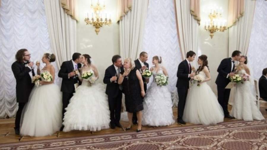 С отказами от новорожденных будут бороться с помощью женитьбы