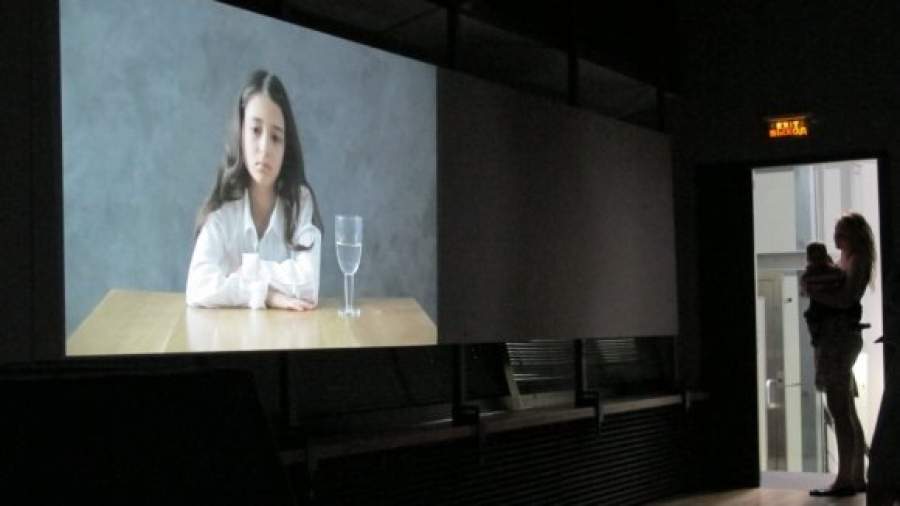 Темная комната видеоарта