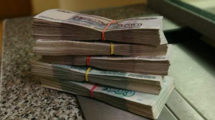 Население перекладывает деньги в госбанки