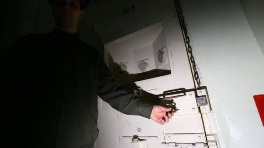 Надзиратель выбивал показания зэков, чтобы избежать отставки